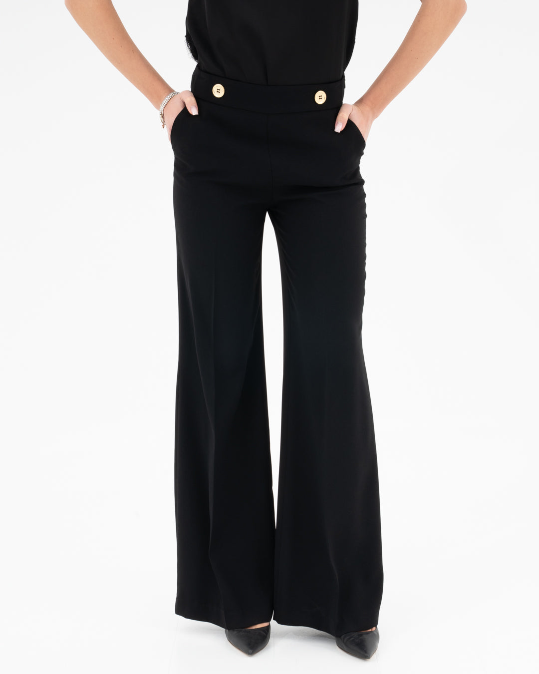 High-waisted trousers with gold buttons in enversatin