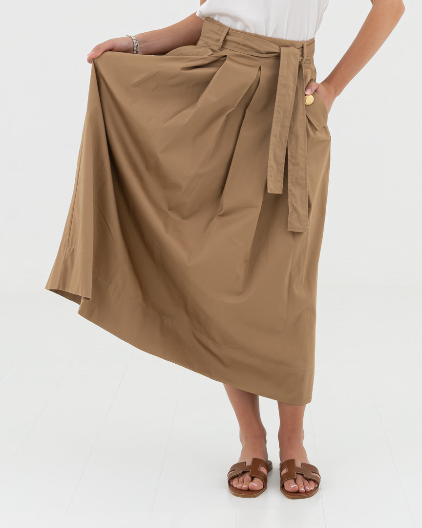 Long skirt with pleats and gold buttons