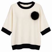 Maglia con spilla ponpon